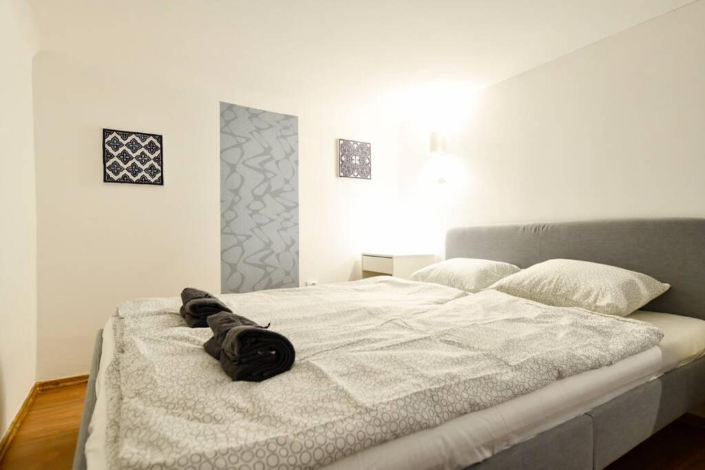Cosy Two Bedroom Flat In Rottenbiller Str,Sky Boedapest Buitenkant foto
